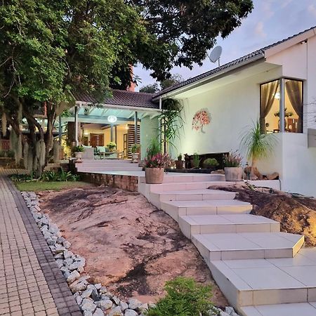 Hotel The Coral Tree Mbombela Esterno foto